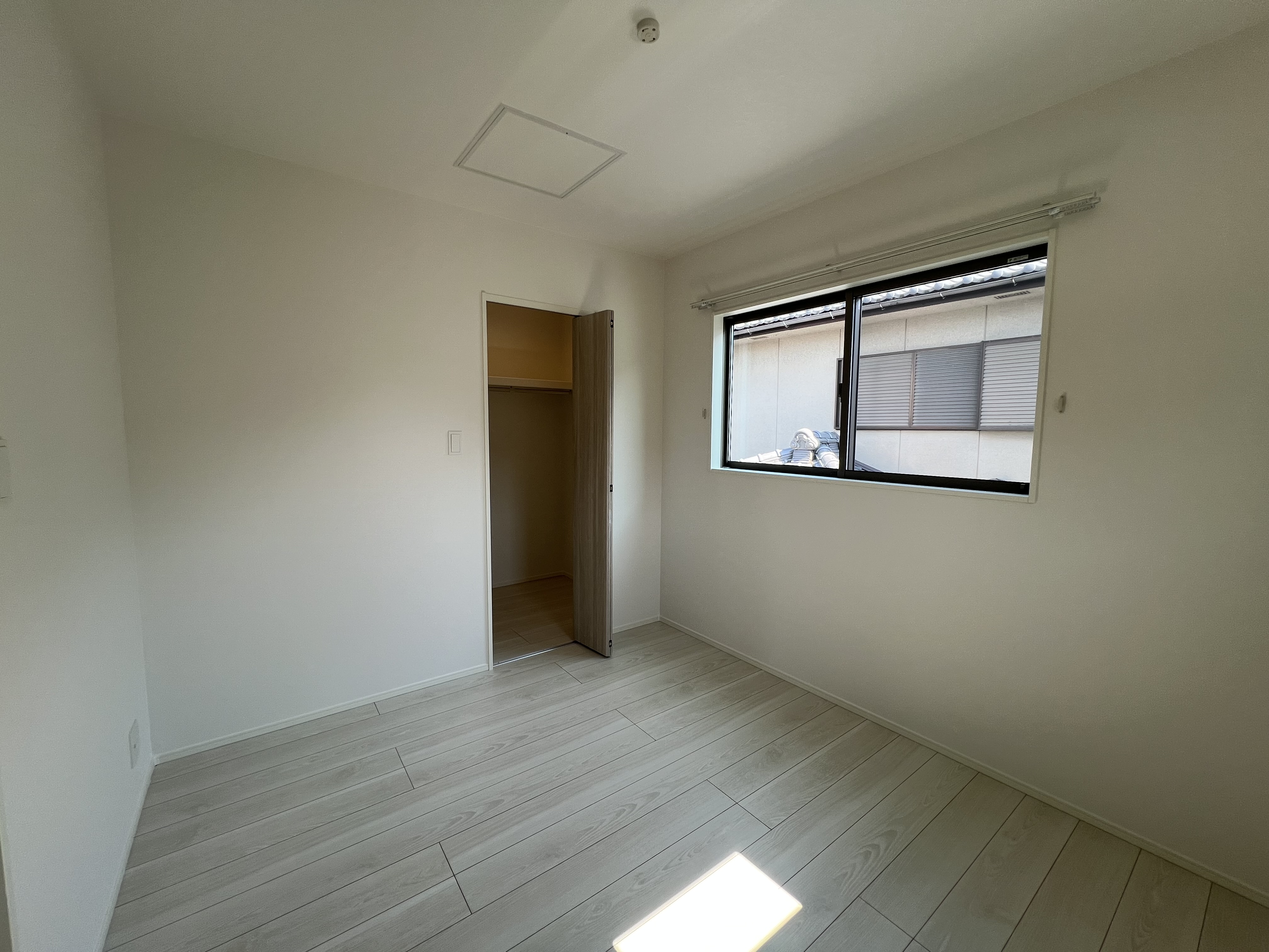 2階は主寝室の他に2室!お子様の部屋や趣味の部屋にすることで主寝室回りがスッキリします♪在宅勤務用のオフィス部屋にも!