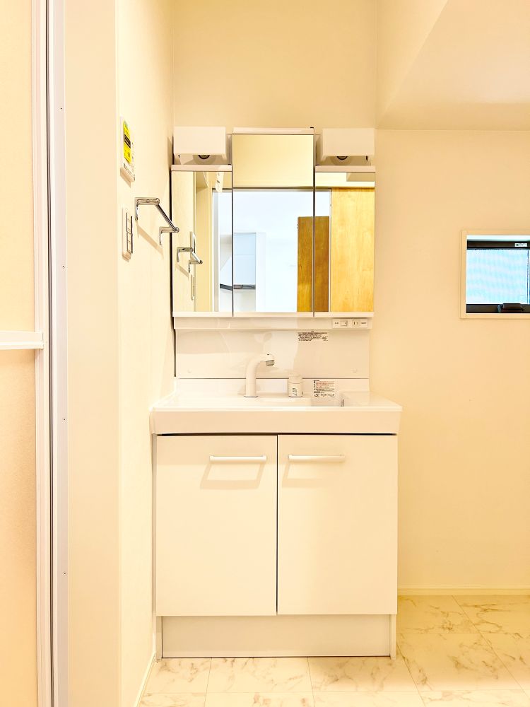 三面鏡の裏は収納スペースとなっており、物が多くなりがちな洗面台まわりをスッキリ保つことができます。※施工事例です。実物とは異なります。