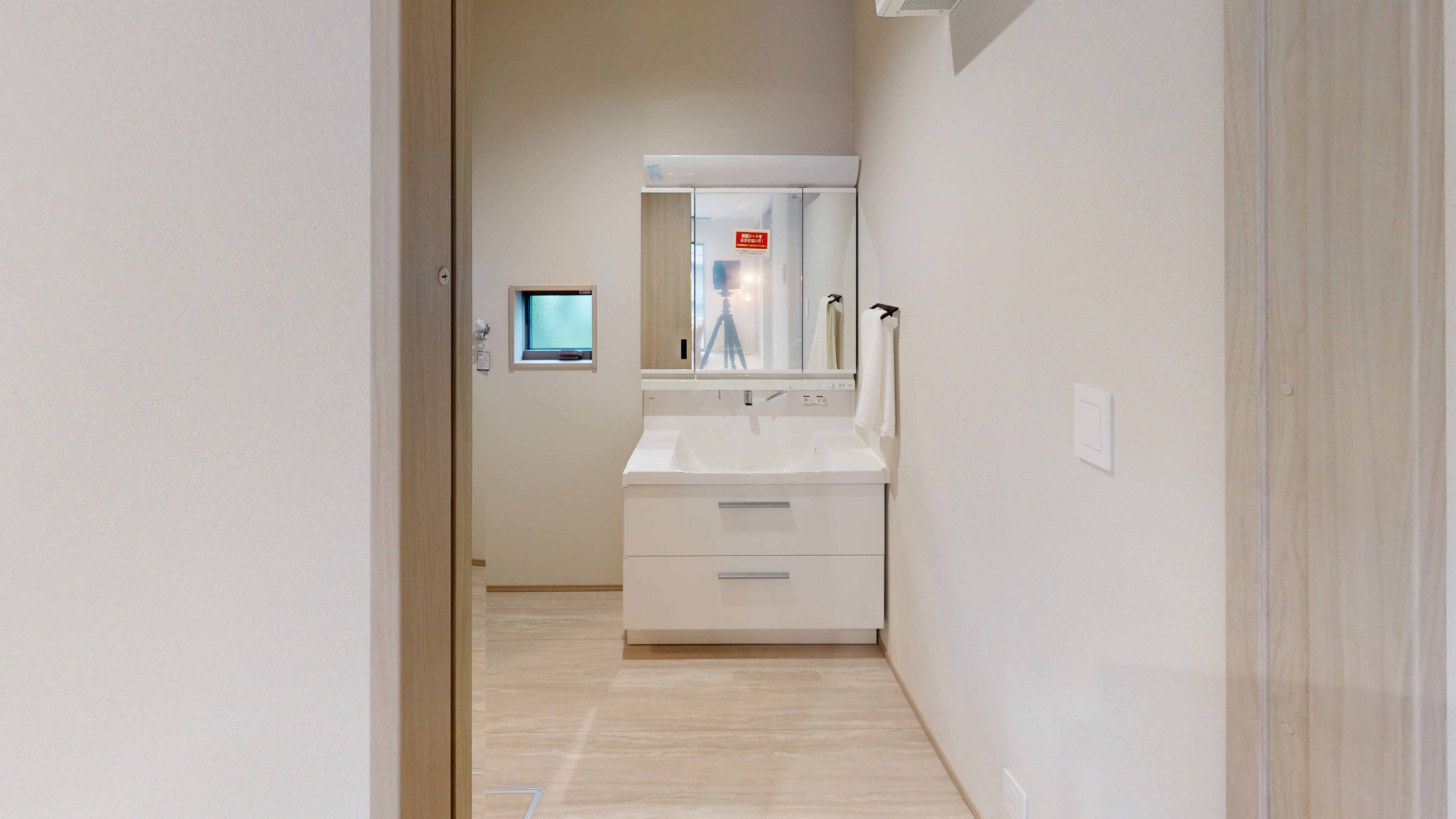 【洗面脱衣室｜埋め込み収納ですっきり整理】 洗濯機横には埋め込み式の収納スペースを設置。タオルや洗剤などをすっきり収められ、空間を無駄なく活用できます。