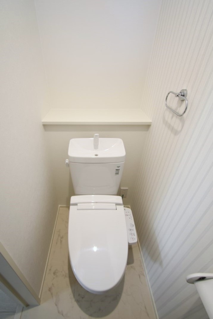 温水洗浄便座トイレは1階、2階に設置！夜間に1階に下りずに済むのでお子様でも安心です。※施工事例です。実際とは異なります。