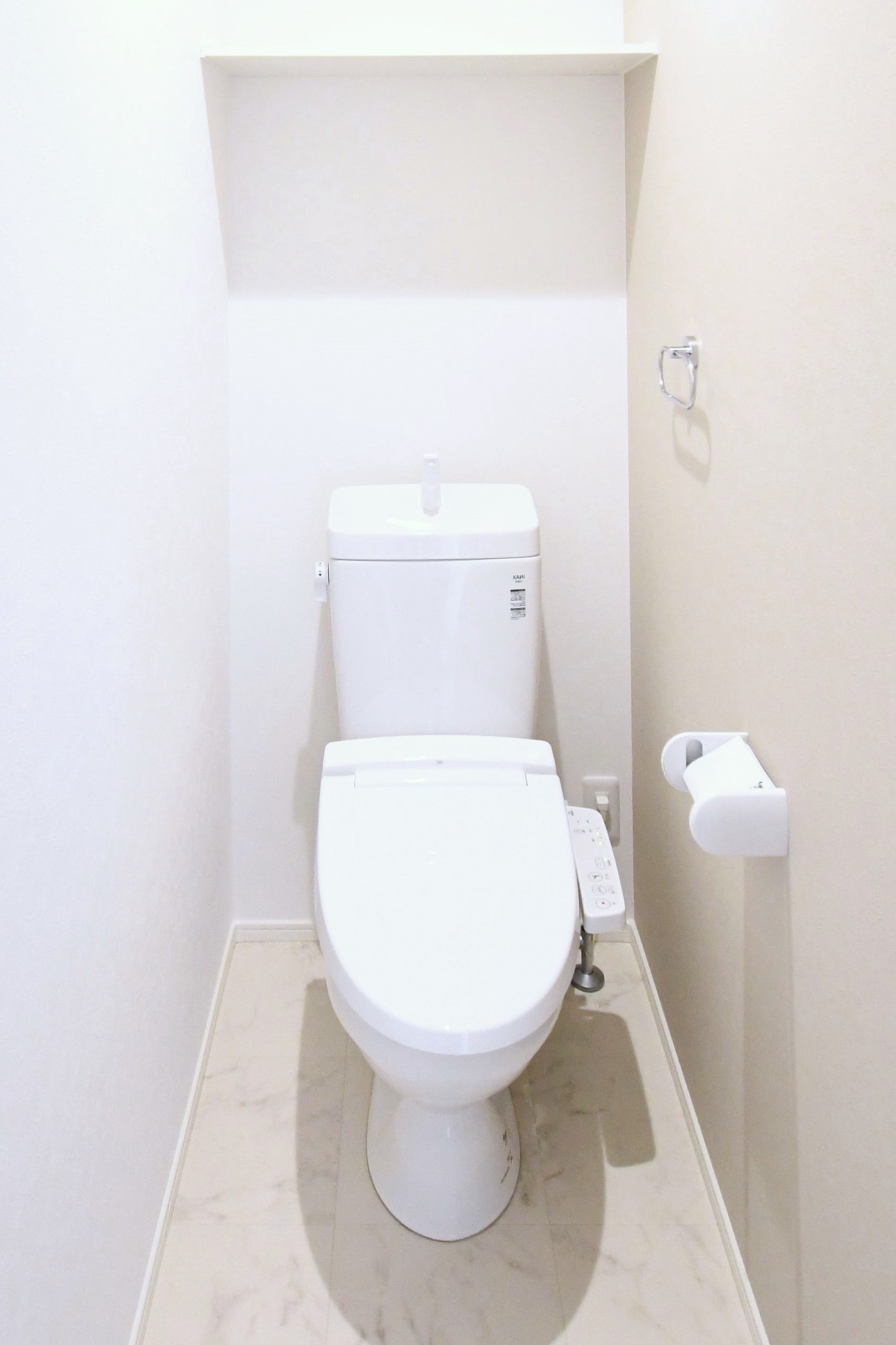 温水洗浄便座トイレ。新素材により、気になる便座もサッとひとふきでキレイになります。※施工事例です。実物とは異なります。