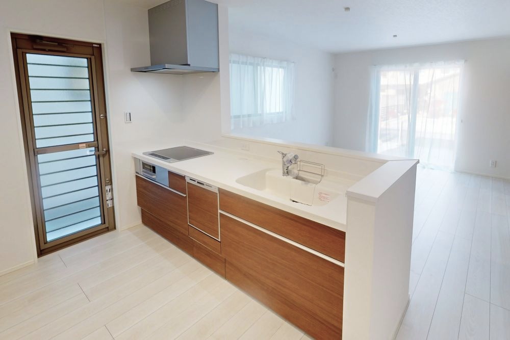 対面式キッチンは家事をしながら家族を見守り、コミュニケーションの取れる人気のスタイル。食洗器付きで洗い物の時間を削減でき、家事の負担を軽減してくれるキッチンです。