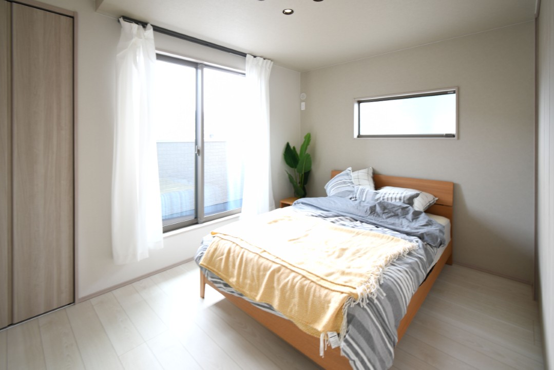 【朝の目覚めも心地よいベッドルーム】 大きな窓から自然光がたっぷり差し込み、朝も心地よく目覚められる空間です。