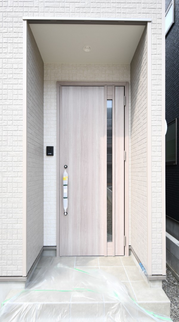 【玄関｜コンパクトでも機能的な空間設計】 コンパクトな玄関スペースにはコの字型のシューズボックスを設置。限られた空間でも機能的かつすっきりとした印象を保ちます。