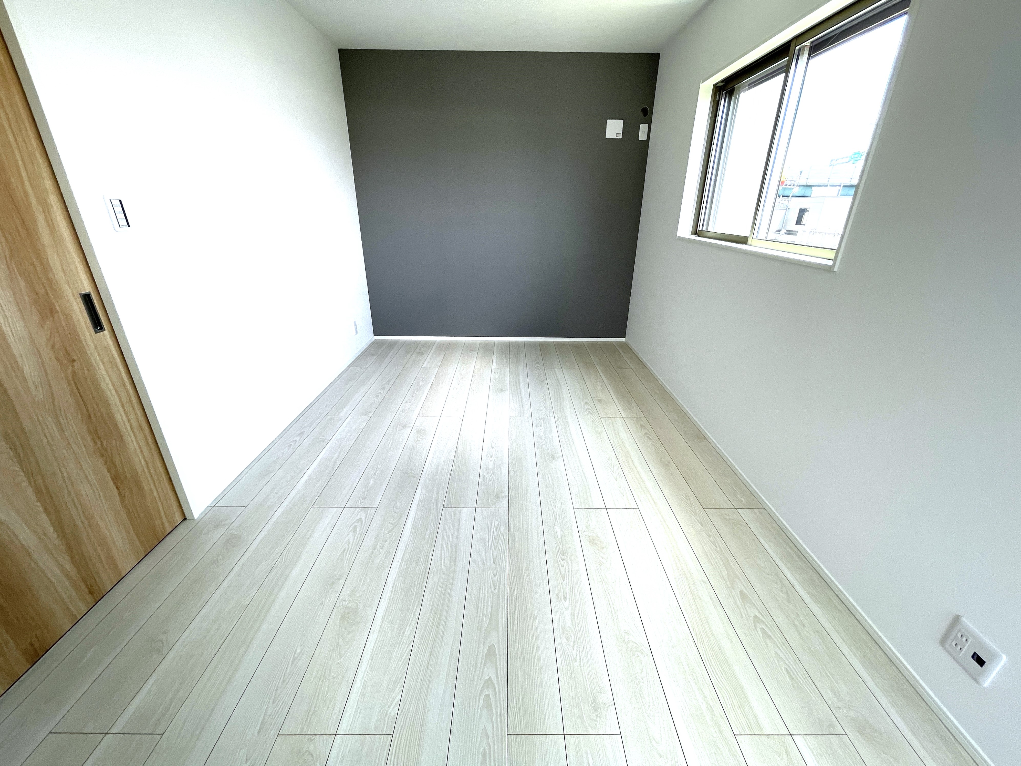 主寝室は広々していて安らげる空間に。大きな窓から光が差し込み、朝の目覚めも良さそう♪※施工事例です。実物とは異なります。詳しくはお問い合わせください。