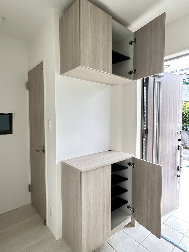 シューズボックスは上下に分かれているので棚に小物が置けます♪棚は可動式なので、すっきり収納できてとても便利です♪※施工事例です。実際とは異なります。