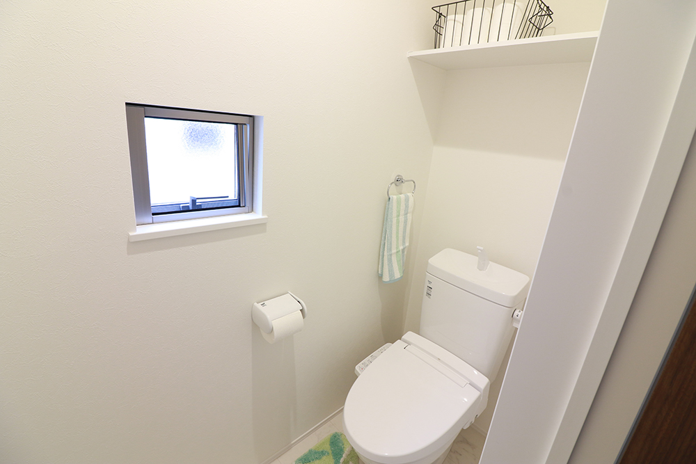 2階にもトイレを設置！新素材により、気になる便座もサッとひとふきでキレイになります。※施工事例です。実物とは異なります。