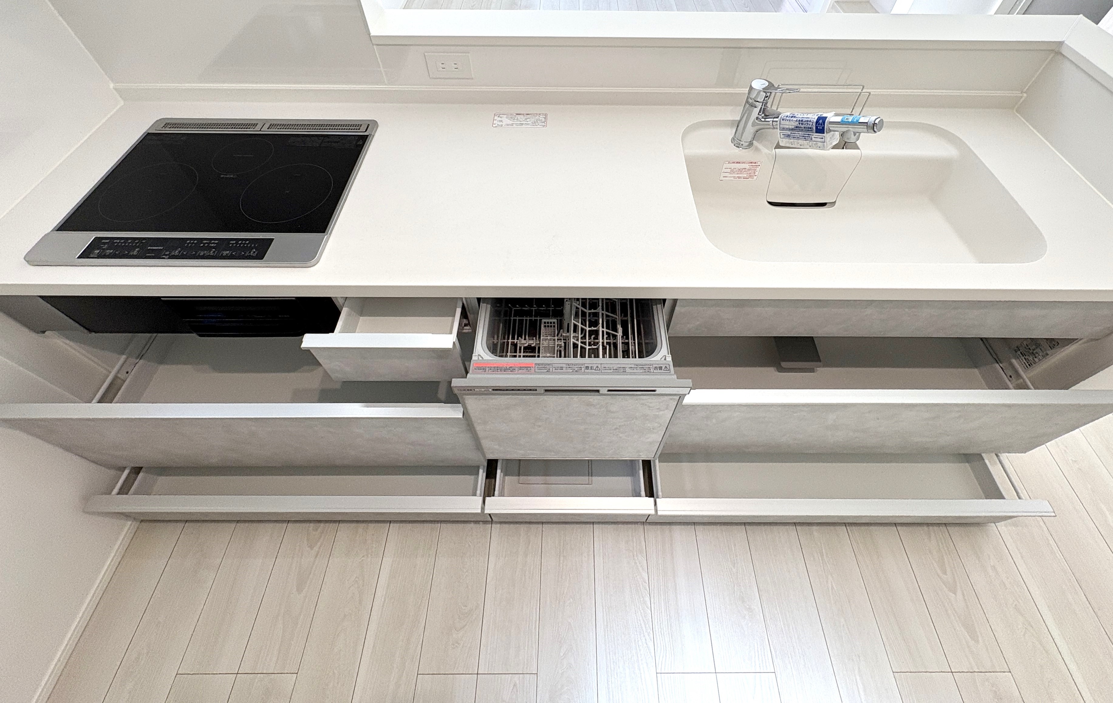 食洗器付きのシステムキッチン。洗い物の時間を削減でき、家事の負担を軽減してくれます。※施工事例になります。実際と色やデザインが異なりますので詳しくはお問い合わせください。