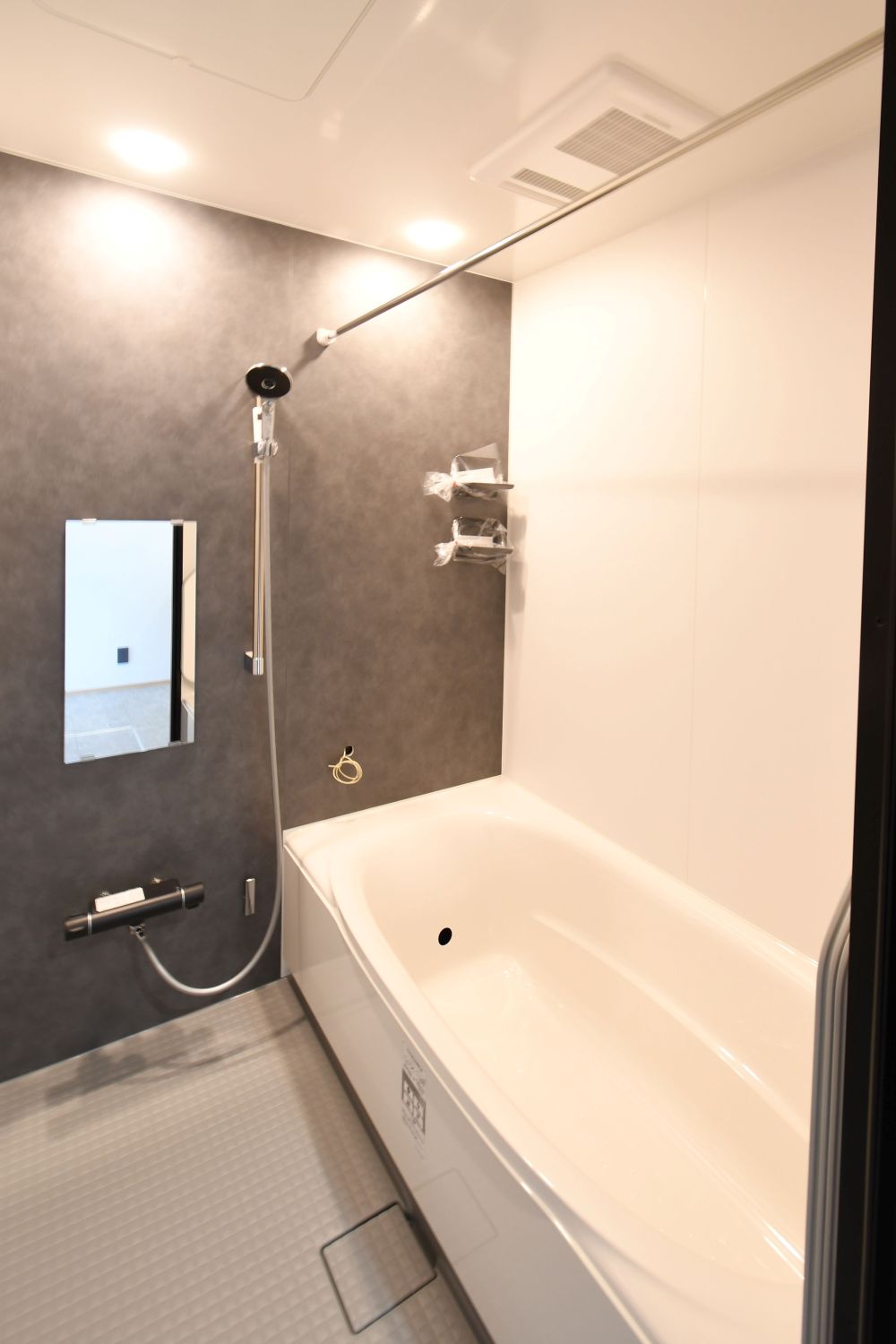 1日の疲れをほぐす、とっておきのリラクゼーションタイムを楽しむバスルーム。 美しく、機能的なデザインを採用、清潔感あふれる心地よい空間づくりにこだわりました。※施工事例です。実物とは異なります。