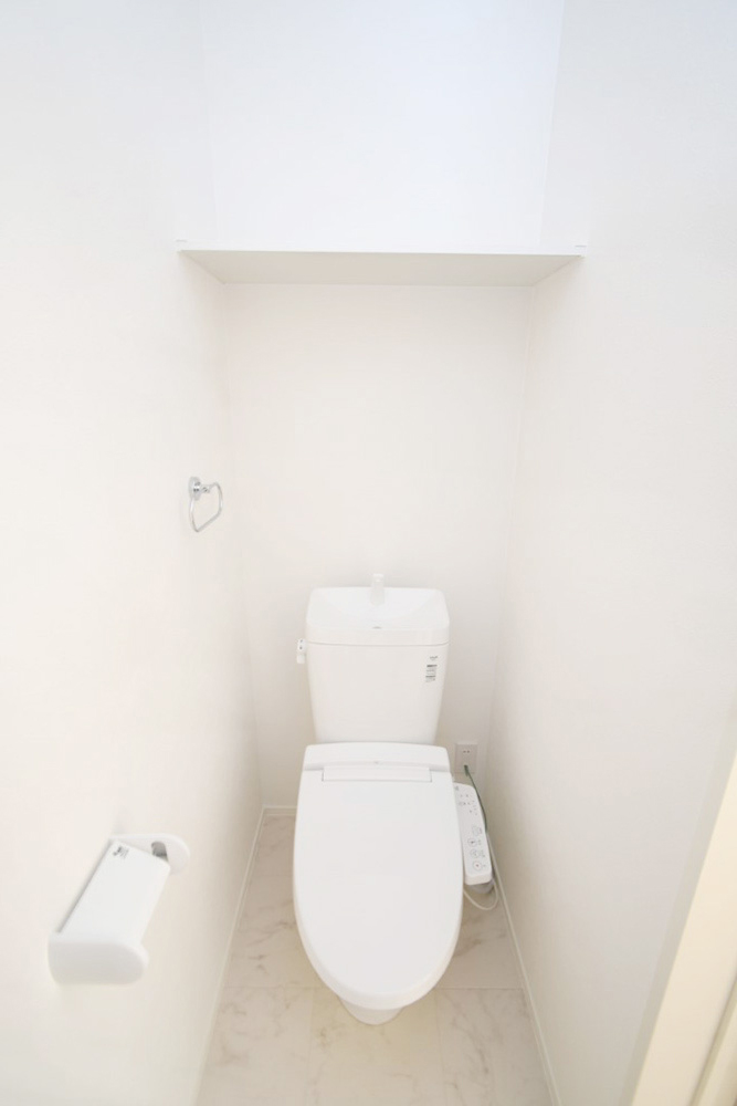 2階にもトイレがあるので、夜間や朝のバタバタする時間でも安心です♪※施工事例です。実際とは異なります。