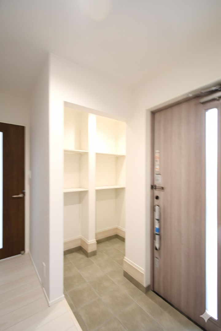 大容量の土間収納を設置。靴はもちろん、べビーカーや 趣味の道具を置いておくのにも便利です♪「※CGにて修正しています」