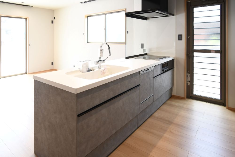 ペニンシュラ型キッチンに食洗器や浄水栓も標準装備の充実設備で、デザイン性と機能性を両立。※施工事例です。実物とは異なります。