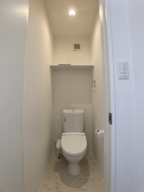 トイレは1階と２階の合計2か所あり、朝の慌ただしい時間帯も安心です。※施工事例です。実物とは異なります。