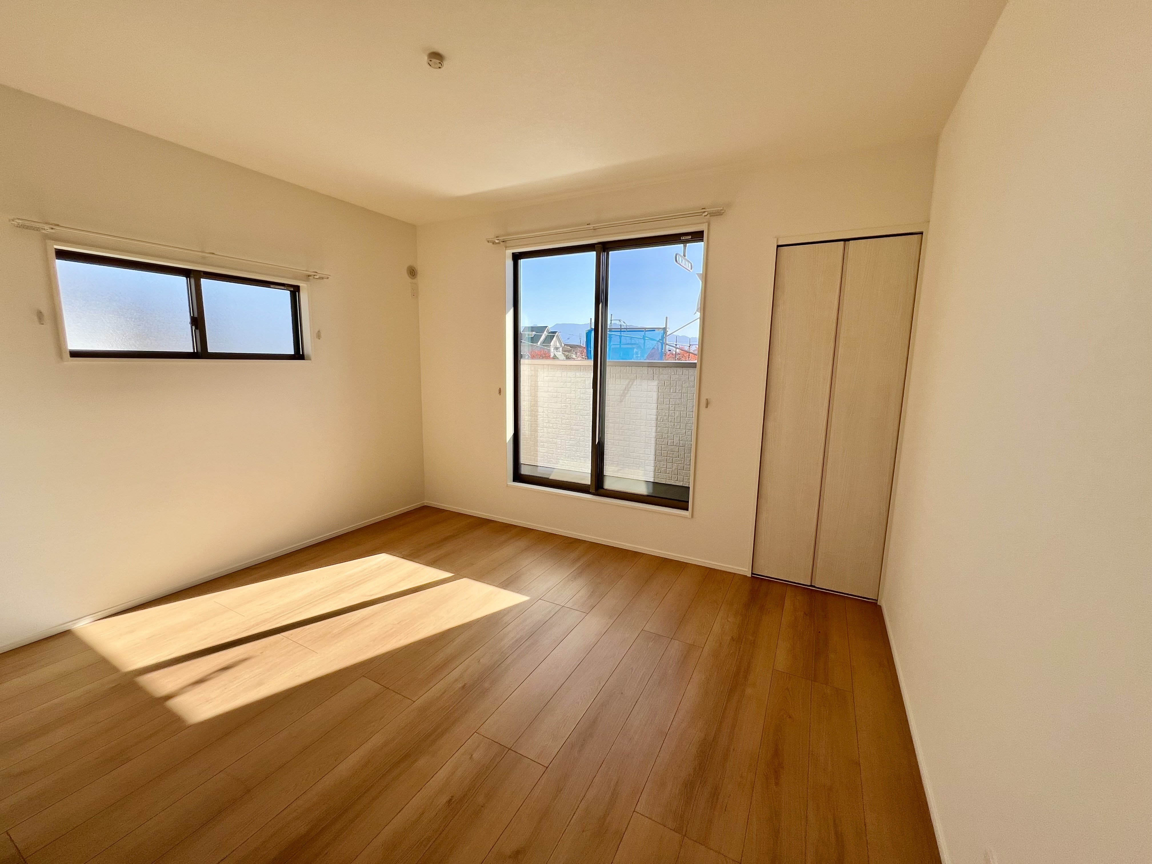 主寝室は広々していて安らげる空間に。バルコニーにすぐアクセスできるため、お洗濯物の片付けもらくらく♪