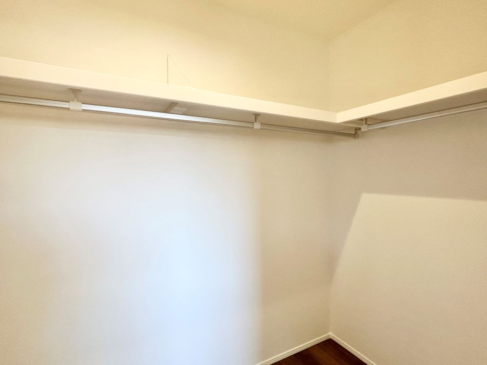 主寝室にはウォークインクローゼットもあり♪コートなどハンガーで吊り下げ収納できるので便利。