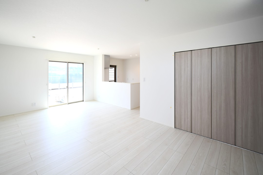 家族が集まる明るいリビング！お子様のお勉強をダイニングで済ませるようにすると家事をしながらお子様の頑張りを見守れます♪ ※施工事例です。実物とは異なります。詳しくはお問い合わせください。