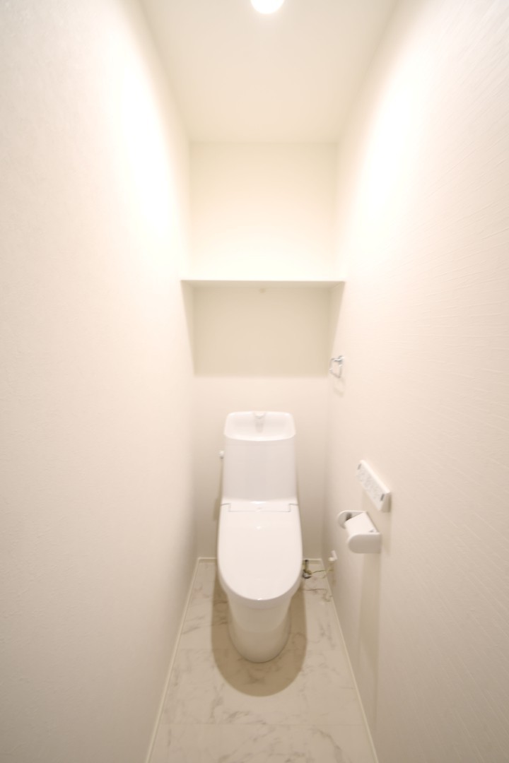 温水洗浄便座トイレ。新素材により、気になる便座もサッとひとふきでキレイになります。※施工事例です。実物とは異なります。