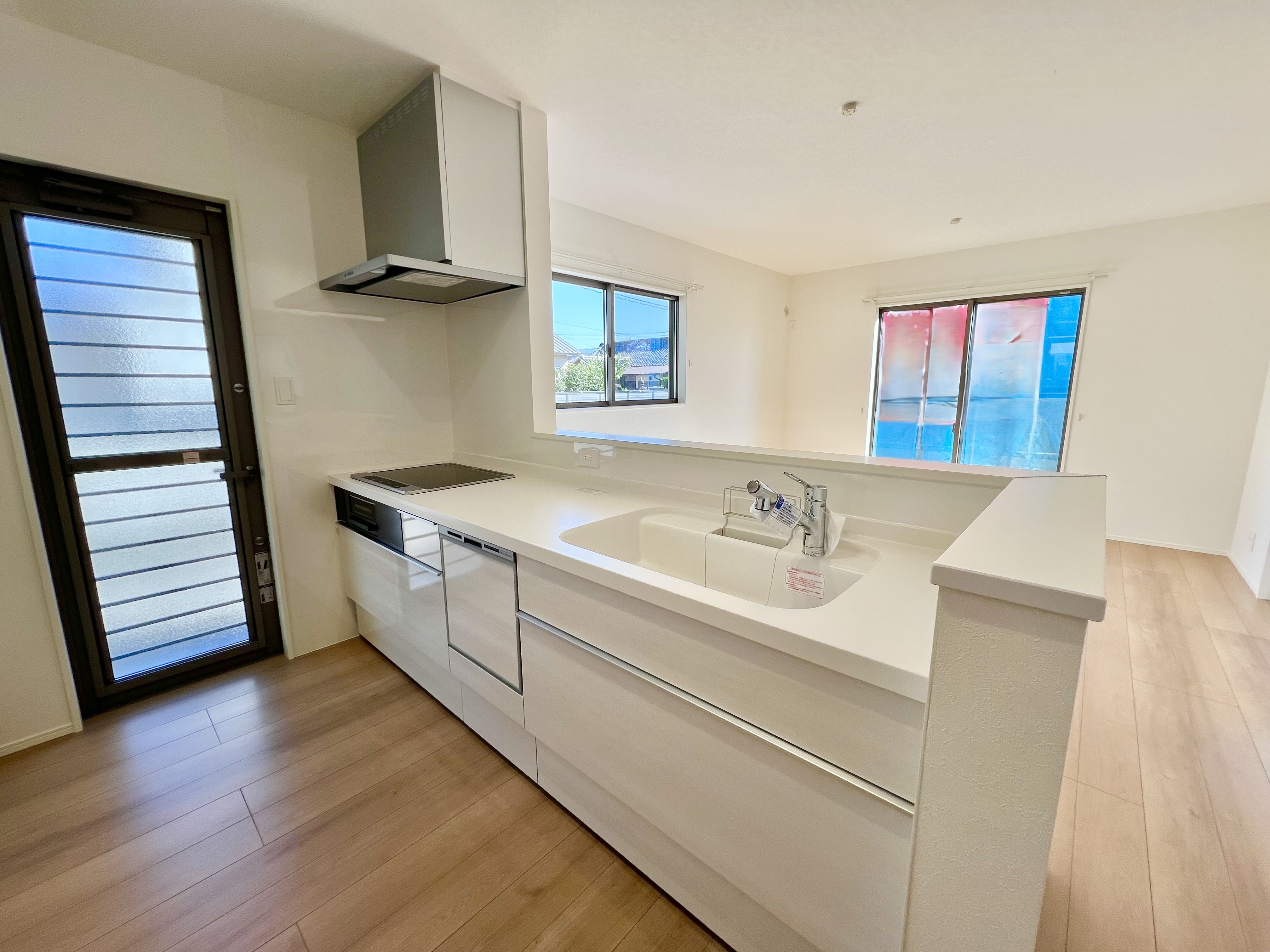 対面式キッチンは家事をしながら家族を見守り、コミュニケーションの取れる人気のスタイル。食洗器付きで洗い物の時間を削減でき、家事の負担を軽減してくれるキッチンです。 