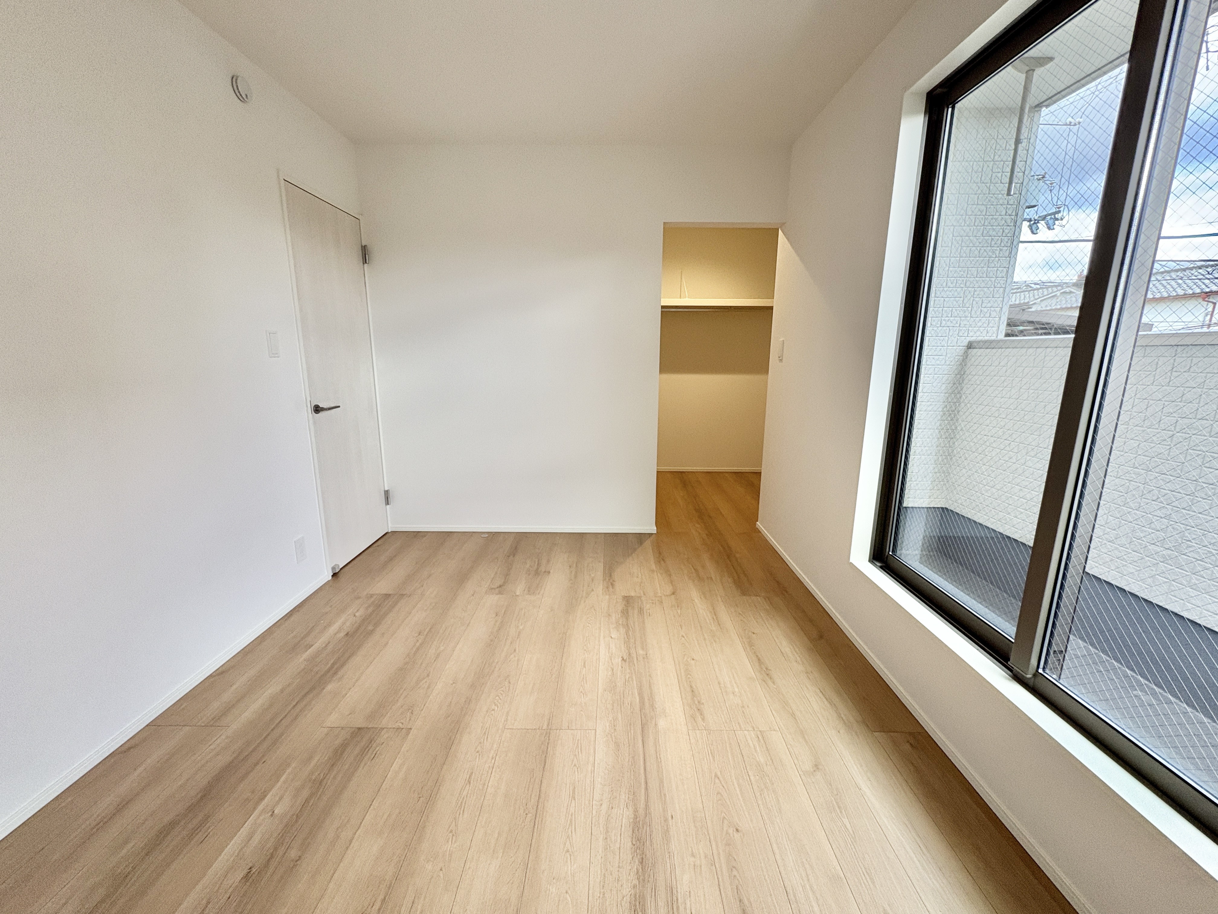 主寝室は広々していて安らげる空間に。