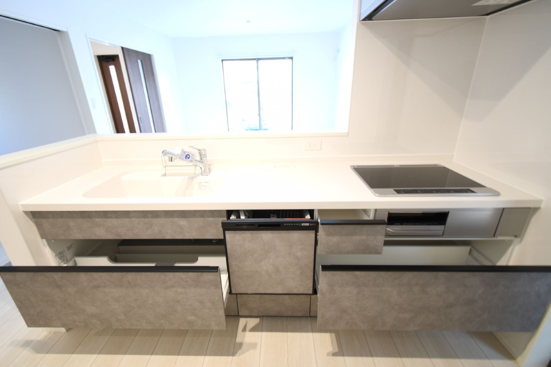 対面式キッチンは家事をしながら家族を見守り、コミュニケーションの取れる人気のスタイル。食洗器付きで洗い物の時間を削減でき、家事の負担を軽減してくれるキッチンです。