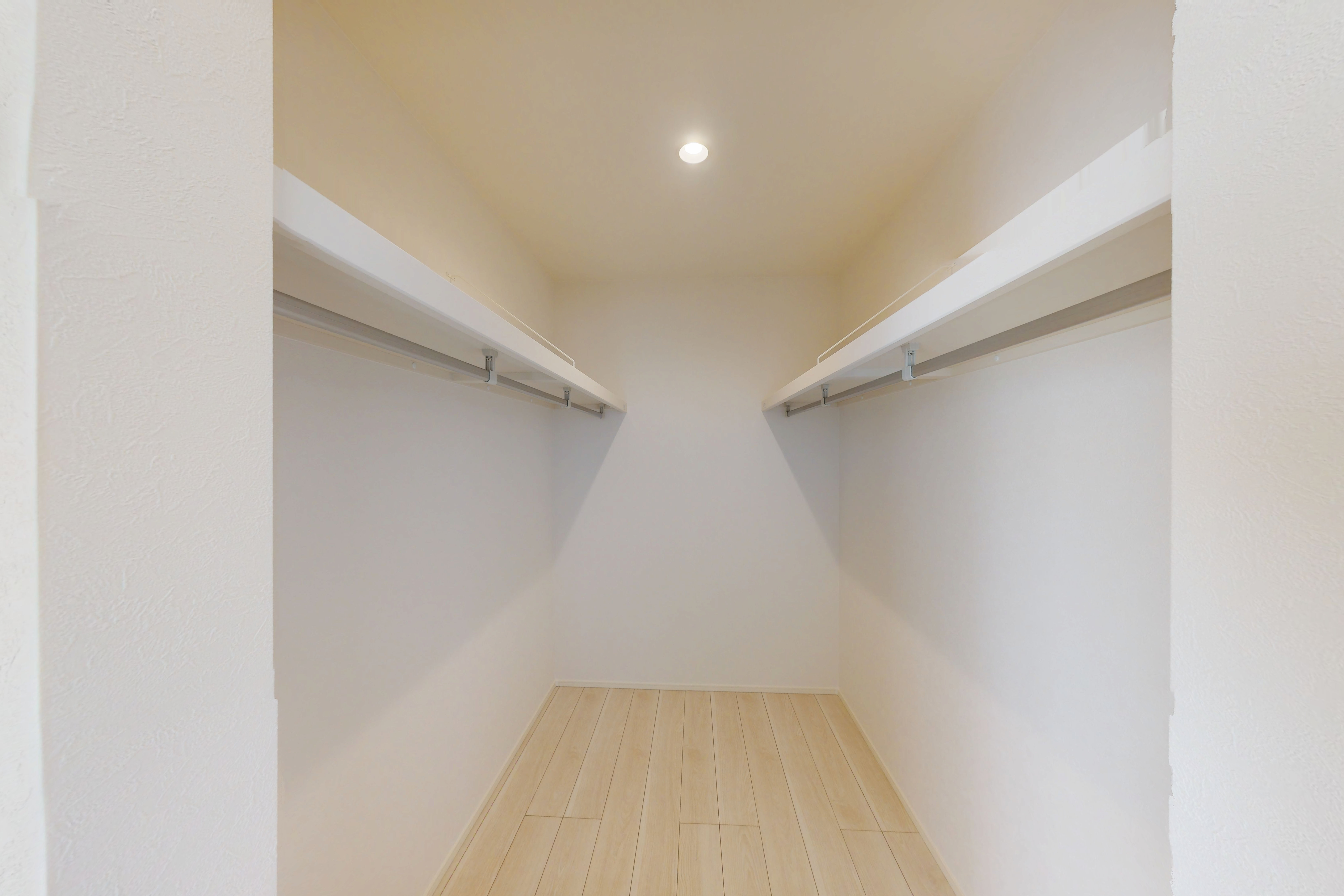 主寝室には大容量のウォークインクローゼットがあるので、大切なお洋服もすっきり収納できます。ハンガーパイプで吊り下げ収納も出来るので、出し入れもスムーズで使いやすく便利です。※施工事例です。実物とは異なります。
