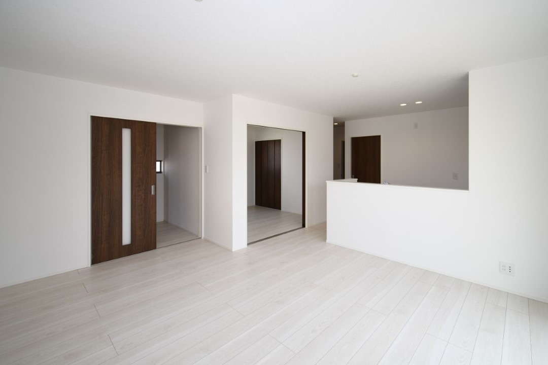 窓から穏やかな日差しが差し込むリビングスペース。シンプルな空間だからこそ、選ぶインテリア次第でどんなテイストにも合わせられます。※施工事例になります。実際と色やデザインが異なりますので詳しくはお問い合わせください。