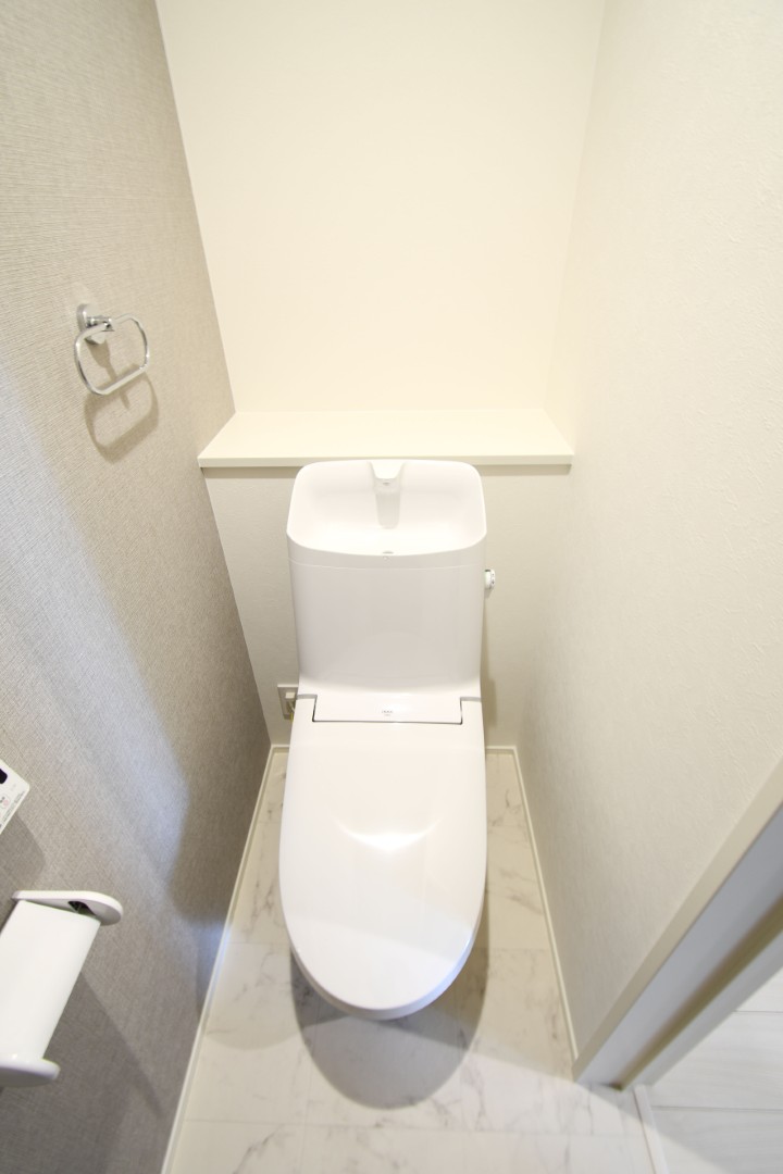  温水洗浄便座トイレ。新素材により、気になる便座もサッとひとふきでキレイになります。
