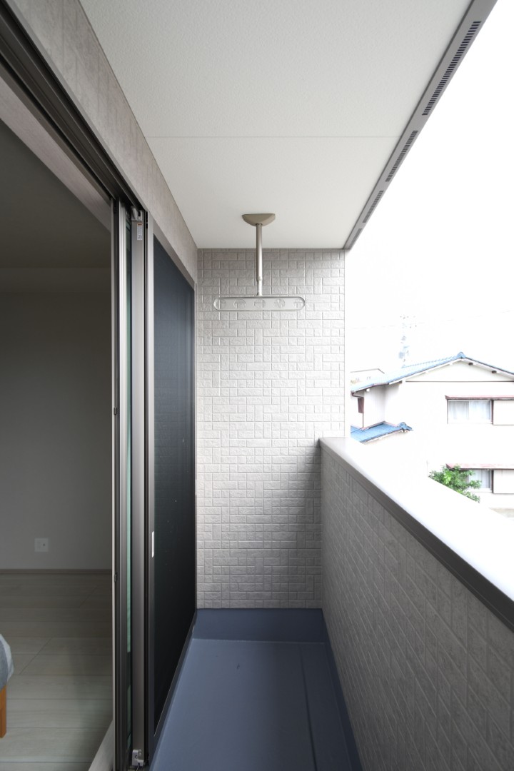 【屋根付きバルコニー｜天候を気にせず使える物干しスペース】 急な雨でも安心な、屋根付きの物干しスペース。シンプルで使い勝手の良い設計が、毎日の家事をサポートしてくれます。