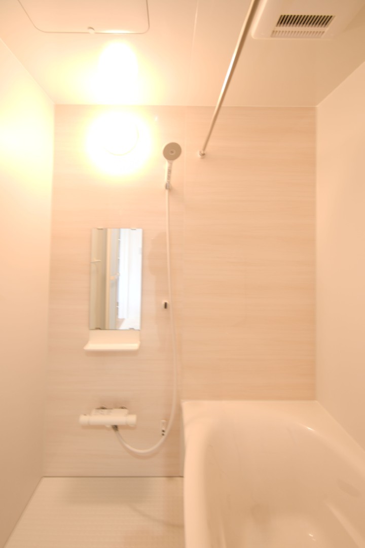 1日の疲れをほぐす、とっておきのリラクゼーションタイムを楽しむバスルーム。 美しく、機能的なデザインを採用、清潔感あふれる心地よい空間づくりにこだわりました。 