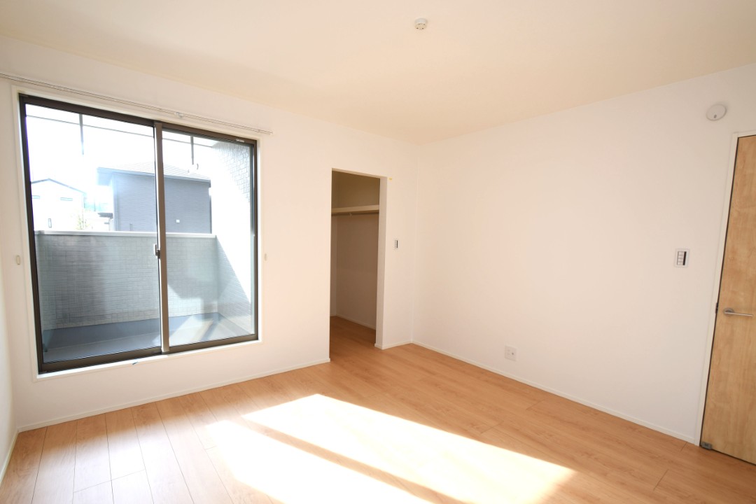 主寝室は広々していて安らげる空間に。大きな窓から光が差し込み、朝の目覚めも良さそう♪ 