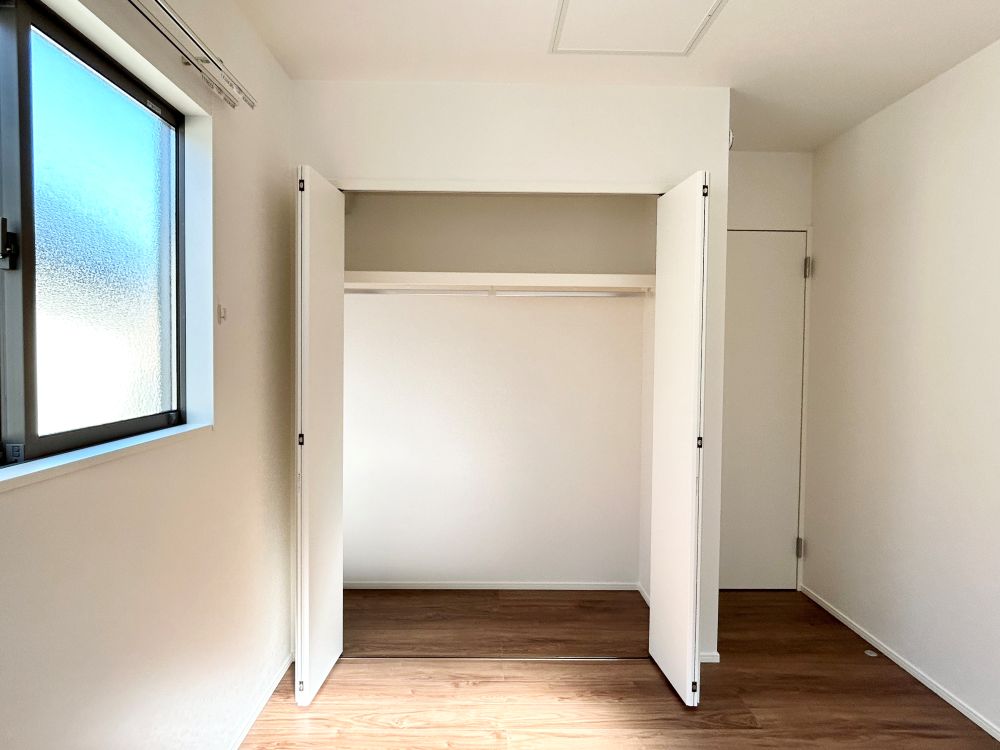 吊りレール付きの収納スペースもあるので、お部屋の整理もしやすいです♪