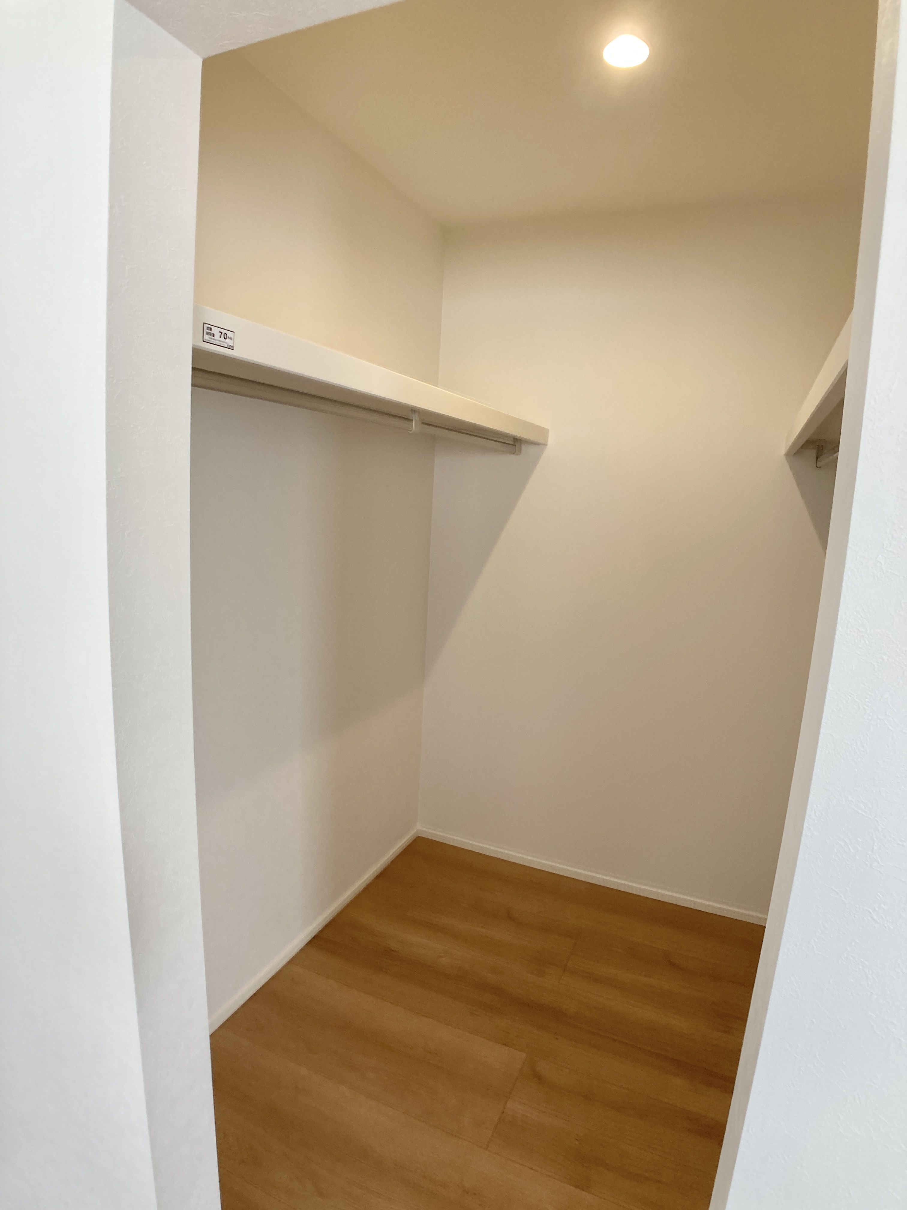 衣類だけでなく、キャリーバッグや衣類ボックスの収納も容易なウォ ークインクローゼットを各居室に備えています！※施工事例です。実際とは異なります。