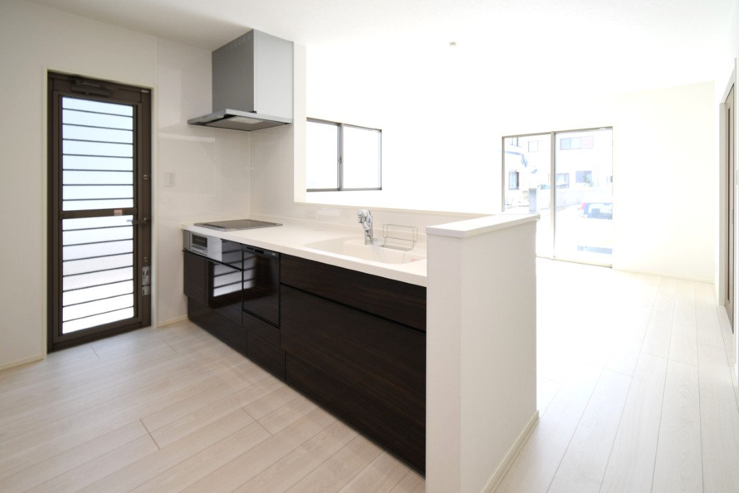 対面式キッチンは家事をしながら家族を見守り、コミュニケーションの取れる人気のスタイル。食洗器付きで洗い物の時間を削減でき、家事の負担を軽減してくれるキッチンです。