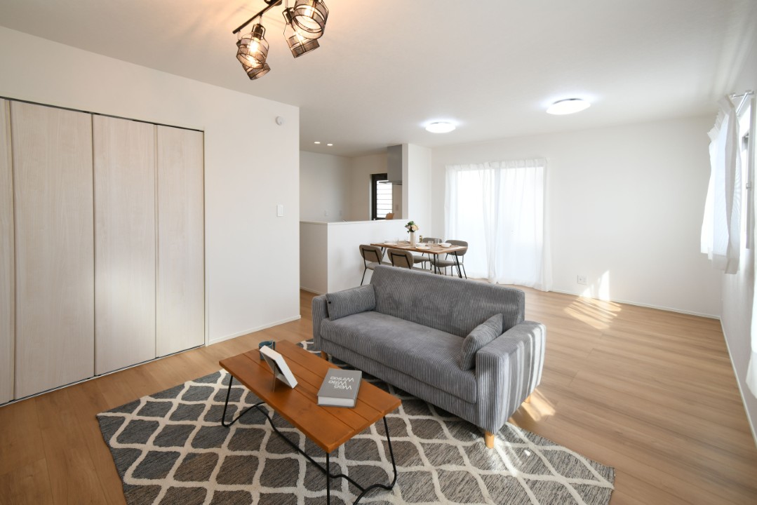 家族が集まるリビングは広々20帖！キッチンからもリビングが見渡せるため、どこに居ても家族を感じ、会話もはずみますね。 「CGにて家具を配置しています。」