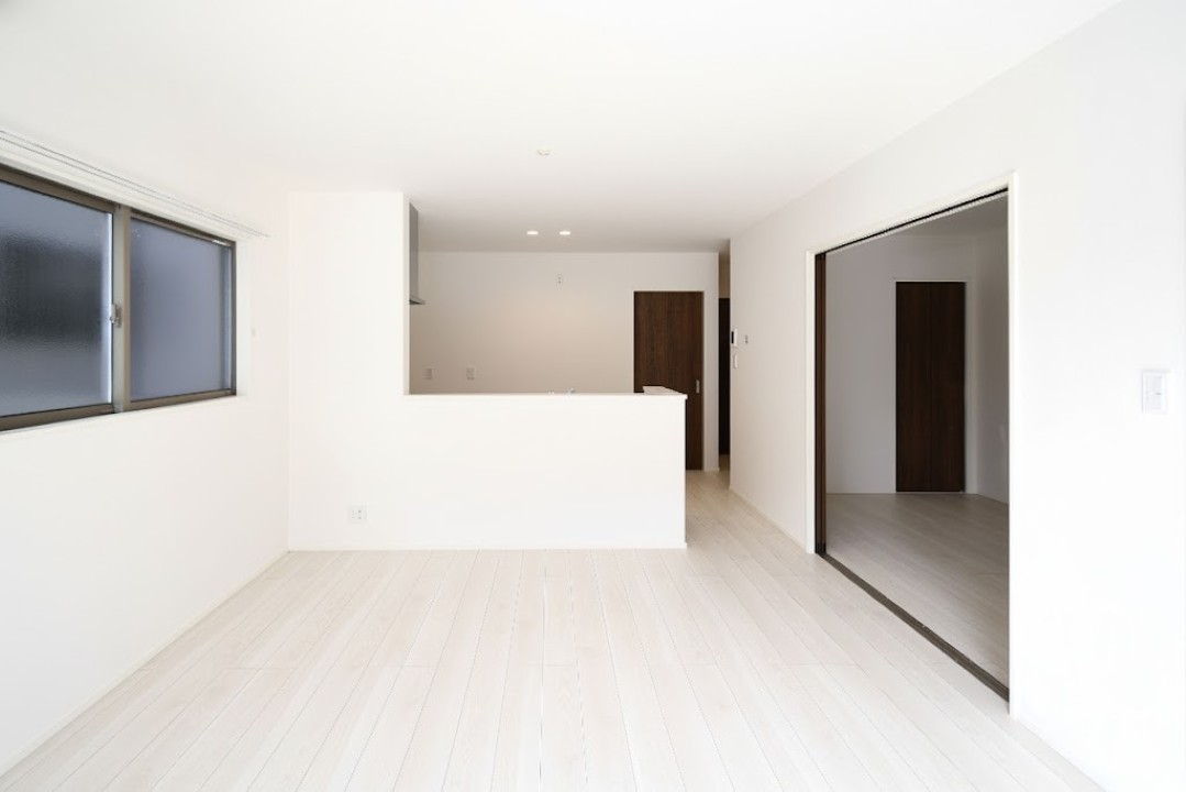 家族が集まるリビングは広々15帖！キッチンからもリビングが見渡せるため、どこに居ても家族を感じ、会話もはずみますね。 