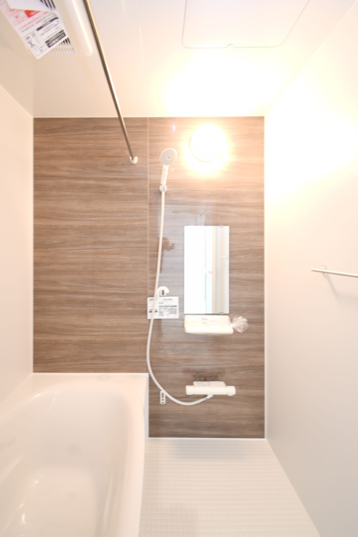 1日の疲れをほぐす、とっておきのリラクゼーションタイムを楽しむバスルーム。 美しく、機能的なデザインを採用、清潔感あふれる心地よい空間づくりにこだわりました。 