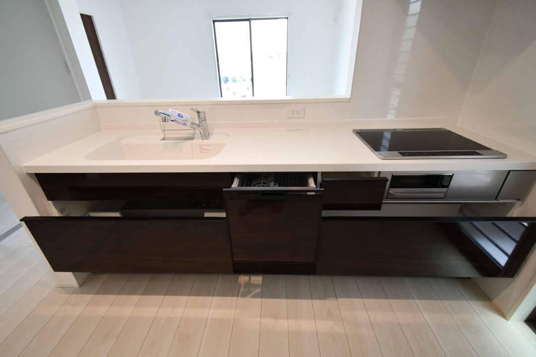 対面式キッチンは家事をしながら家族を見守り、コミュニケーションの取れる人気のスタイル。食洗器付きで洗い物の時間を削減でき、家事の負担を軽減してくれるキッチンです。