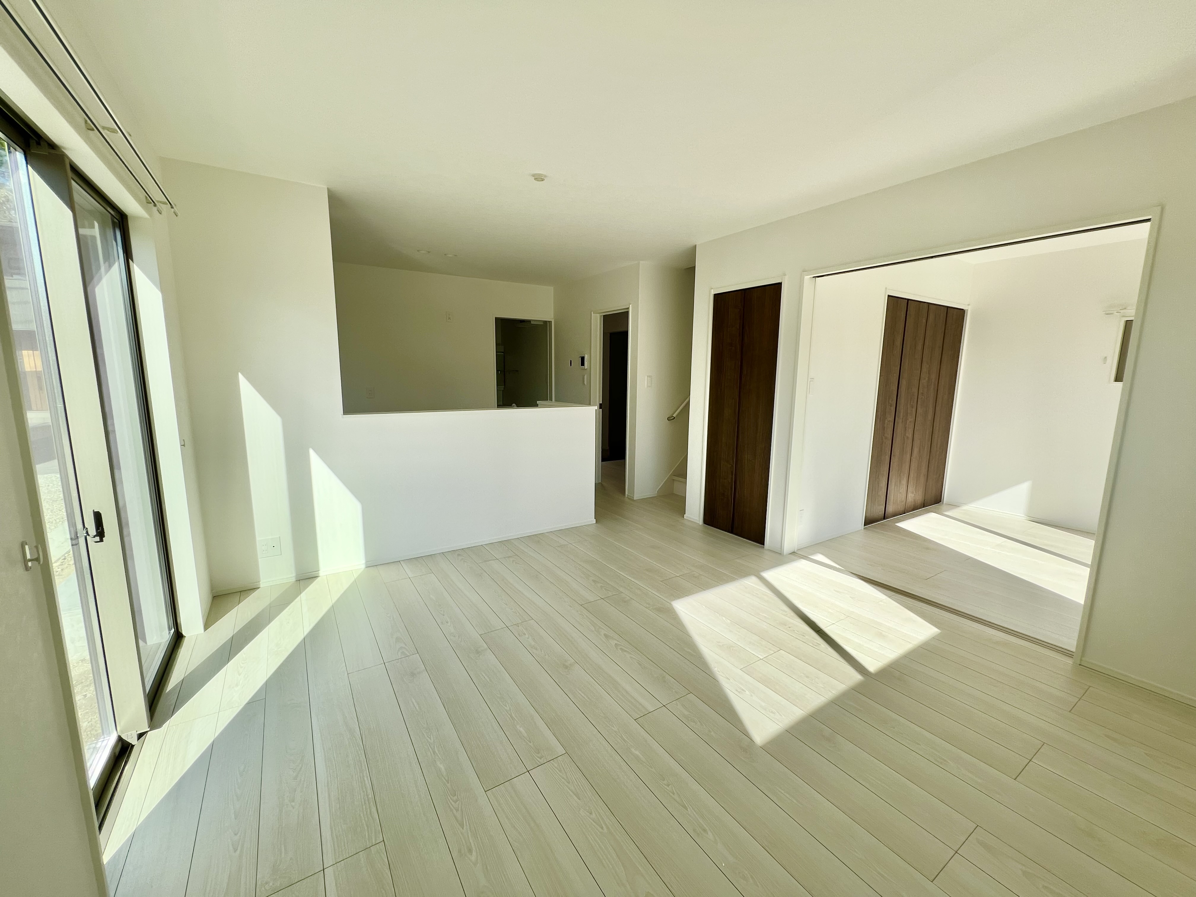 家族が集まるリビングは広々14.2帖！キッチンからもリビングが見渡せるため、どこに居ても家族を感じ、会話もはずみますね。