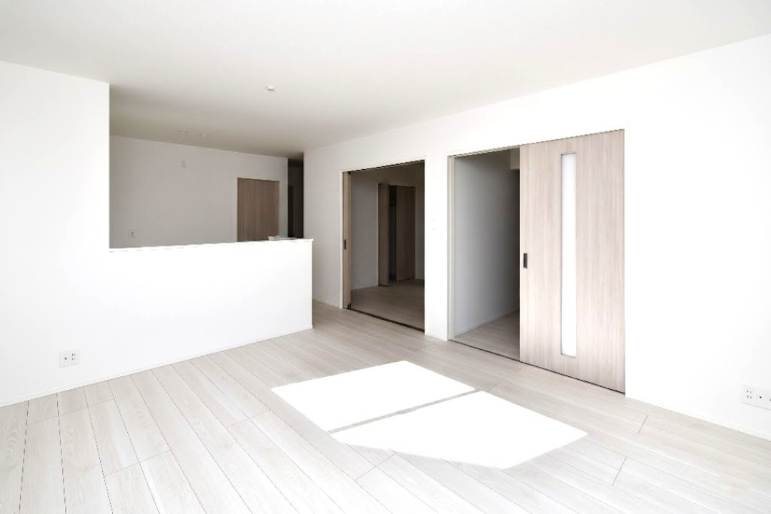 家族が集まるリビングは広々16.6帖！キッチンからもリビングが見渡せるため、どこに居ても家族を感じ、会話もはずみますね。