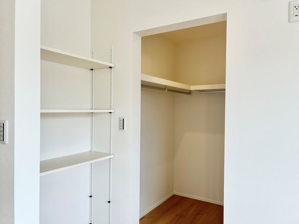 ウォークインクローゼットもあり♪コートなどハンガーで吊り下げ収納できるので便利。