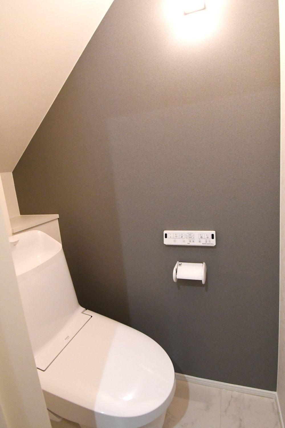 温水洗浄便座トイレ。新素材により、気になる便座もサッとひとふきでキレイになります。