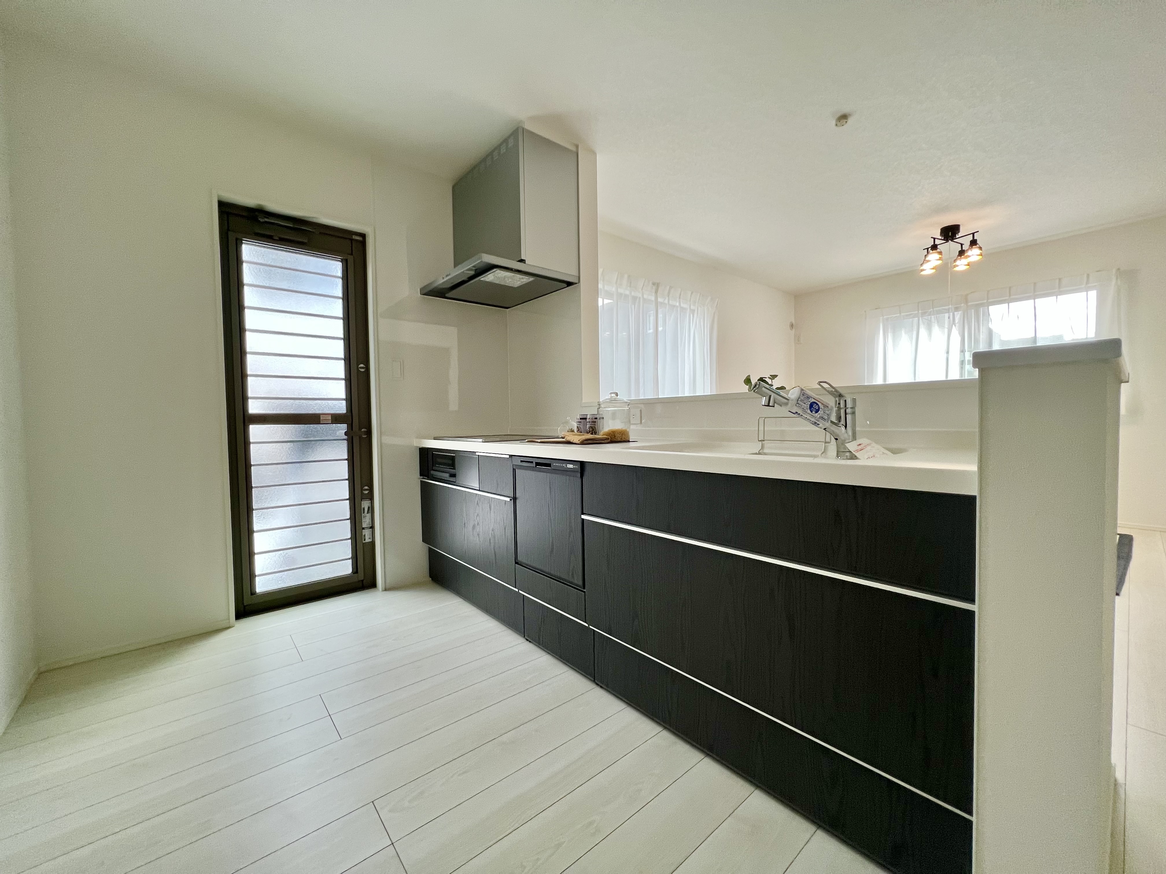 対面式キッチンは家事をしながら家族を見守り、コミュニケーションの取れる人気のスタイル。食洗器付きで洗い物の時間を削減でき、家事の負担を軽減してくれるキッチンです。 ※お引渡し時に家具や備品等は付属しません。