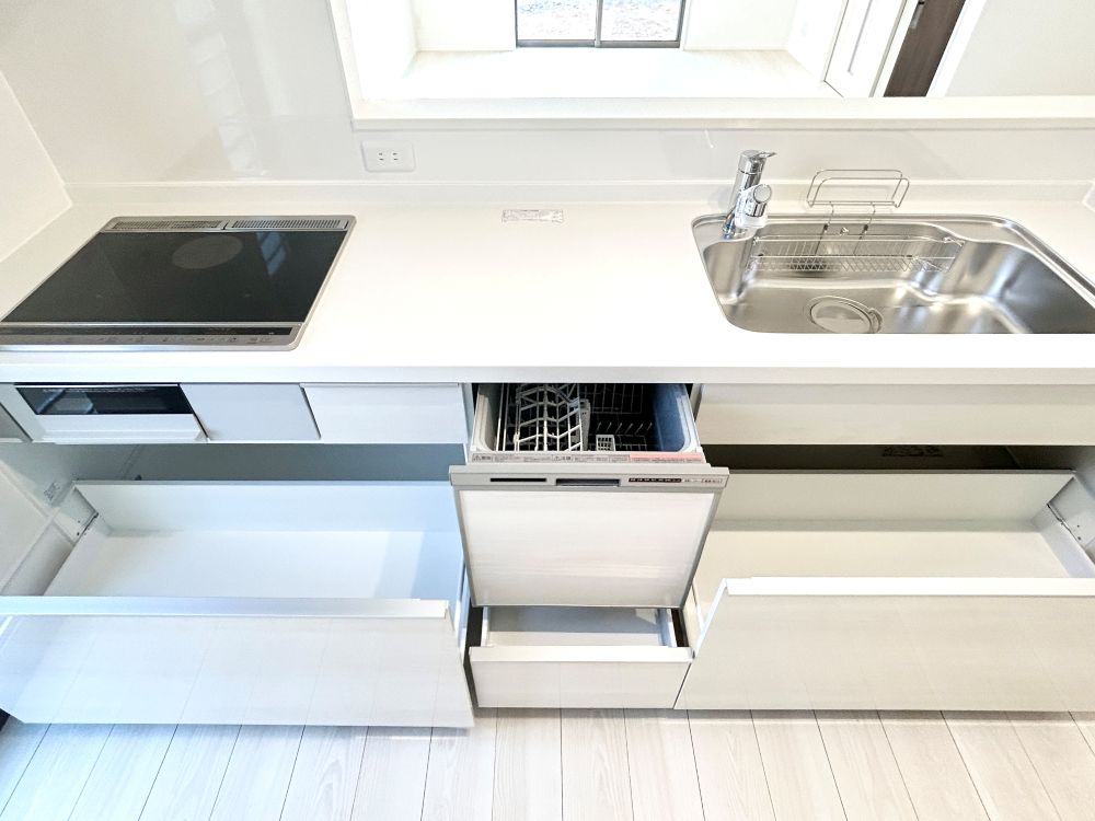 忙しい毎日を助ける食洗機で洗い物のお時間短縮！収納スペースもたっぷりでキッチン回りもスッキリ整理できます。
