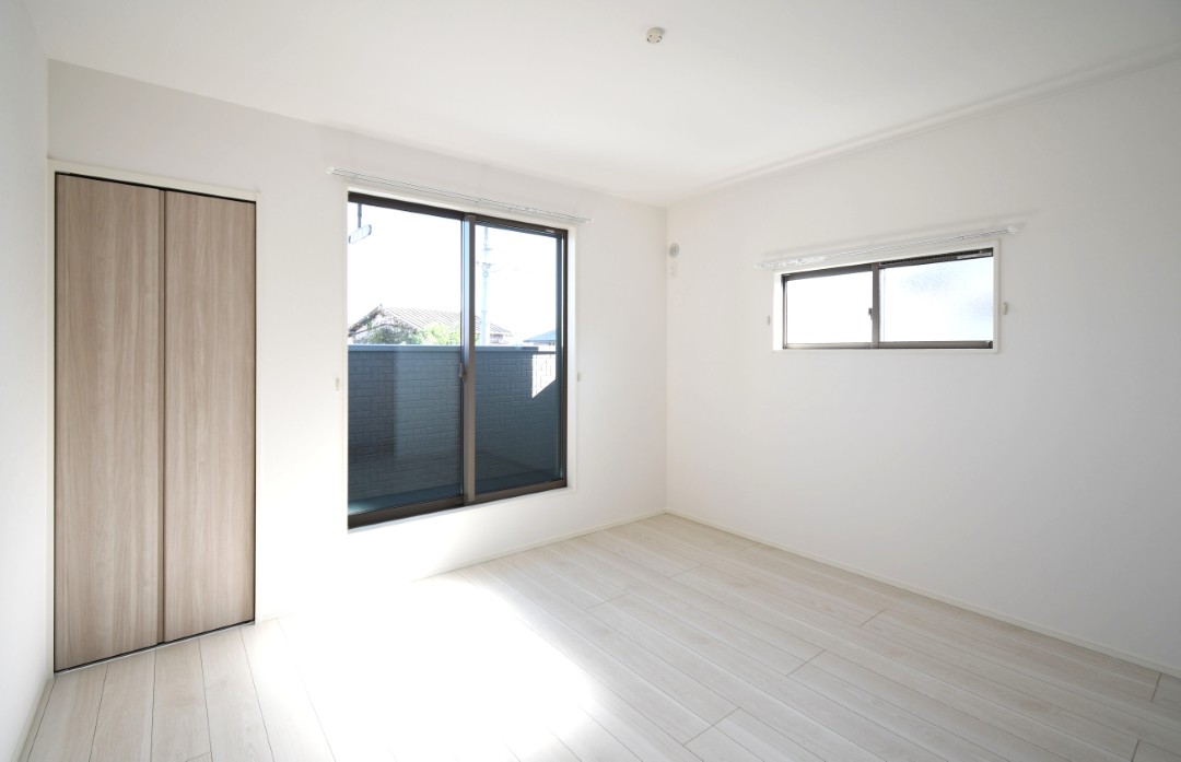 主寝室は広々していて安らげる空間に。大きな窓から光が差し込み、朝の目覚めも良さそう♪ 