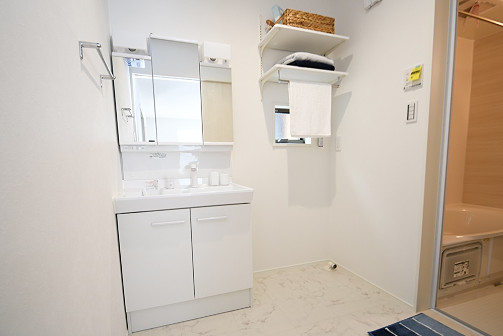 鏡面裏収納には毎日使う日用品や家電などをしまっておけるので、身支度の時もサッと使えて便利です。窓付きで湿気対策もバッチリ！※施工事例です。実際とは異なります。