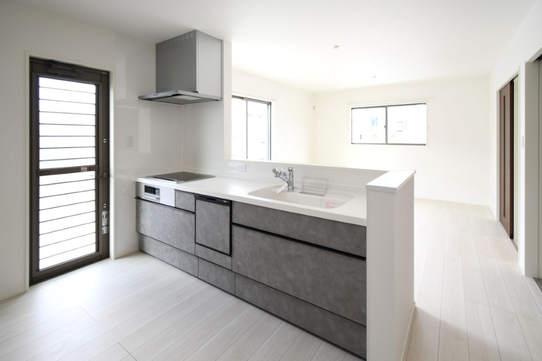 対面式キッチンは家事をしながら家族を見守り、コミュニケーションの取れる人気のスタイル。食洗器付きで洗い物の時間を削減でき、家事の負担を軽減してくれるキッチンです。