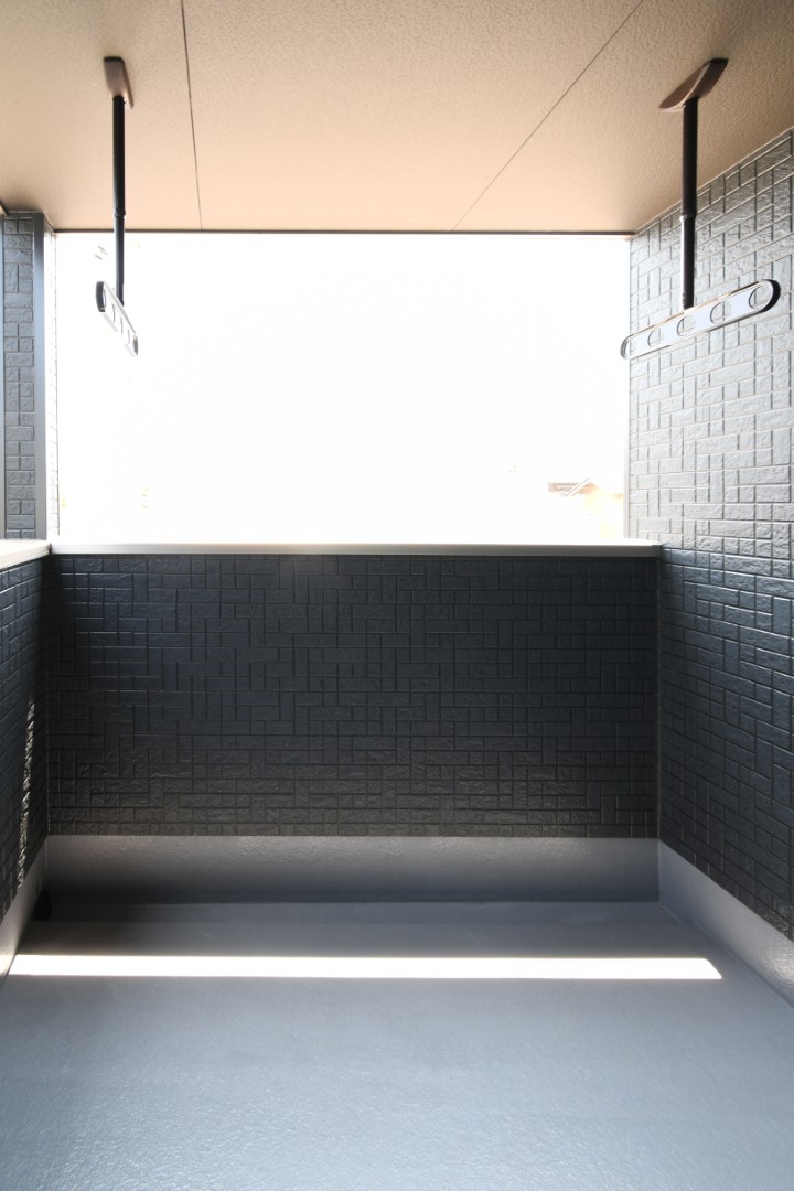 屋根付きバルコニーで急な雨で洗濯物が濡れる心配も少ない設計♪ 天井吊りパイプで足回りもすっきり♪ 