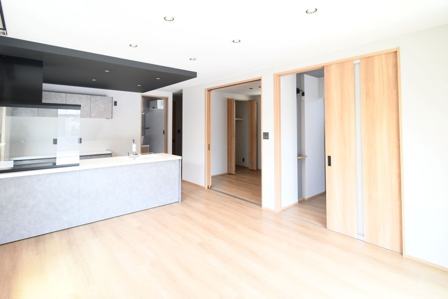 家族が集まる広々としたリビングは、ペニンシュラ型キッチン＆ガラスフードで視線が抜ける開放感設計。※施工事例です。実際とは異なります。