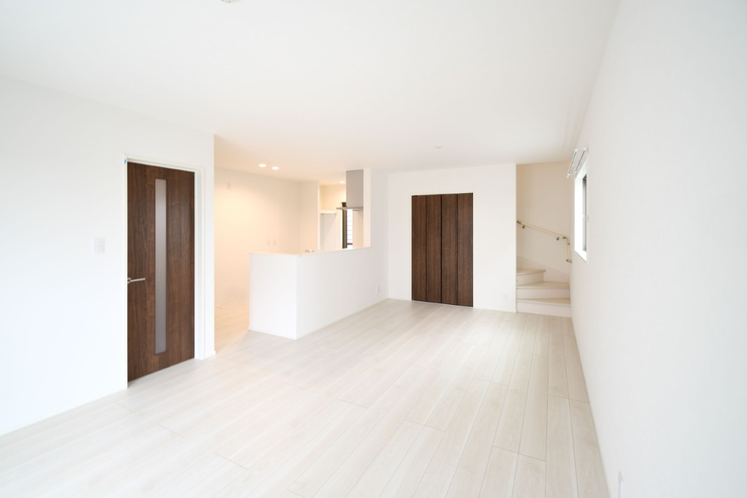 家族が集まる明るいリビング！お子様のお勉強をダイニングで済ませるようにすると家事をしながらお子様の頑張りを見守れます♪ 