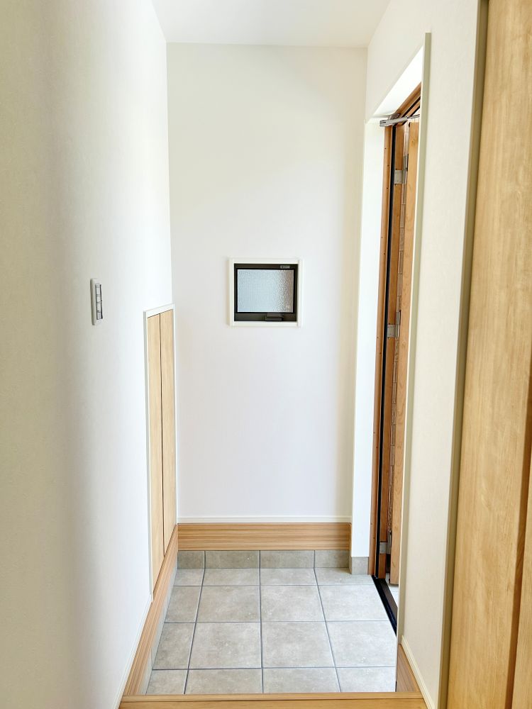 明るく清潔感のある玄関が、毎日の「いってきます」を気持ちよくしてくれます。※施工事例です。実際とは異なります。